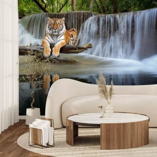 Fototapete Tiger ruht sich an einem Wasserfall im Dschungel aus