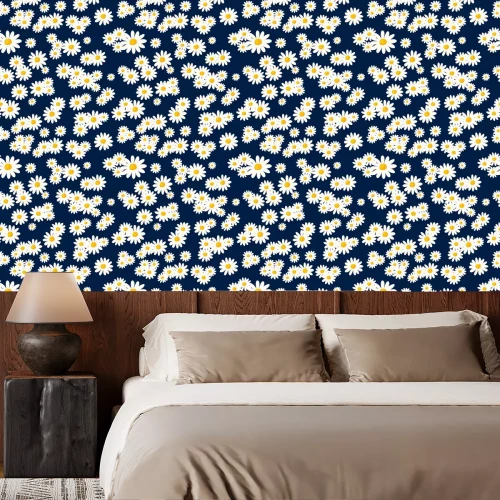 Tapete Bezaubernde Gänseblümchen auf marineblauem Hintergrund
