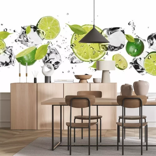 Fototapete Limettenscheiben und Eiswürfel, die in Wasser getaucht werden