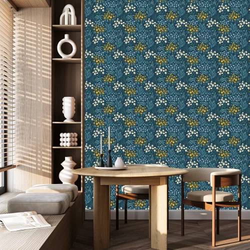 Tapete Sommerwiese auf dunkelblauem Hintergrund