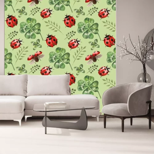 Sticker Aquarell-Marienkäfer zwischen grünen Kleeblättern