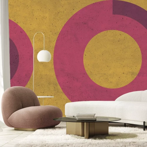 Fototapete Rosa Ringe auf gelbem Grund und Betontextur