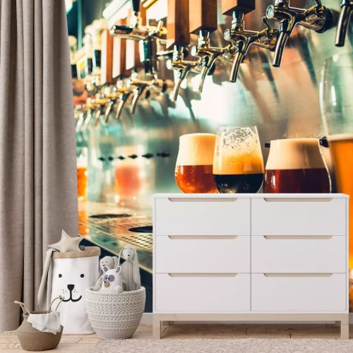 Fototapete Barkeeper gießt Bier ein