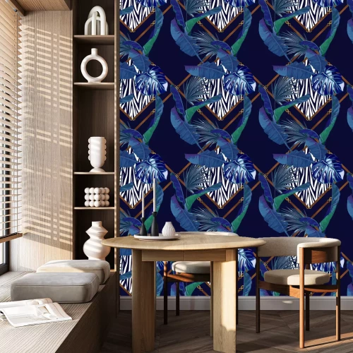 Tapete Marineblaue tropische Blätter und Zebramotiv