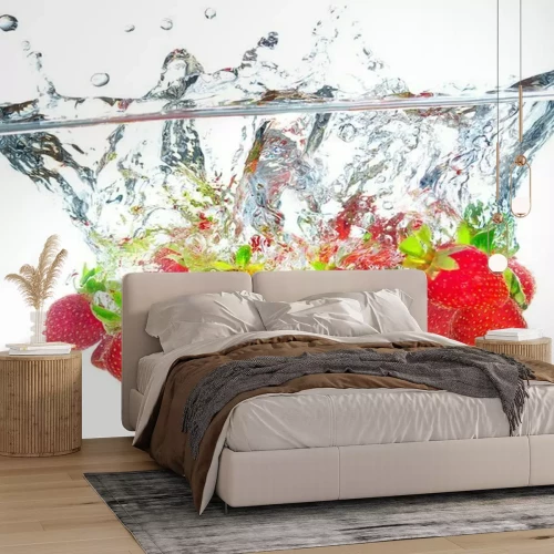 Fototapete Saftige Erdbeeren in Wasser eingetaucht