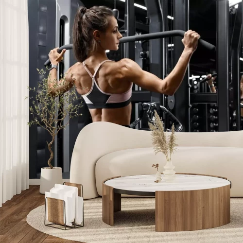 Fototapete Muskelbepackte Frau, die ihren Rücken im Fitnessstudio trainiert