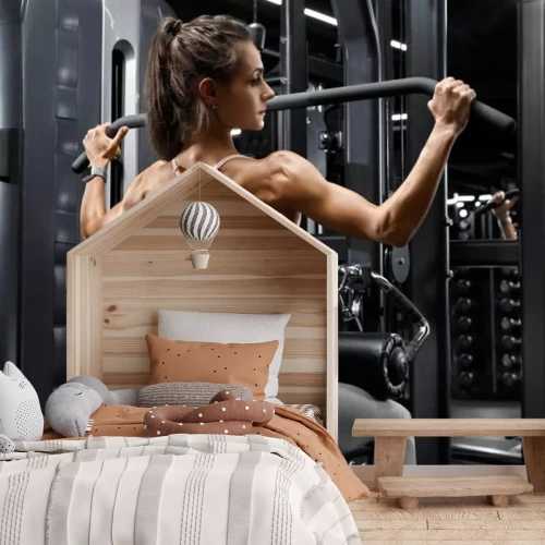 Fototapete Muskelbepackte Frau, die ihren Rücken im Fitnessstudio trainiert