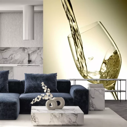 Sticker Gießen Weißwein in Glas mit hellem Hintergrund.