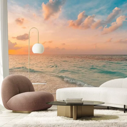 Fototapete Mewellen, die bei Sonnenaufgang an den Strand treiben