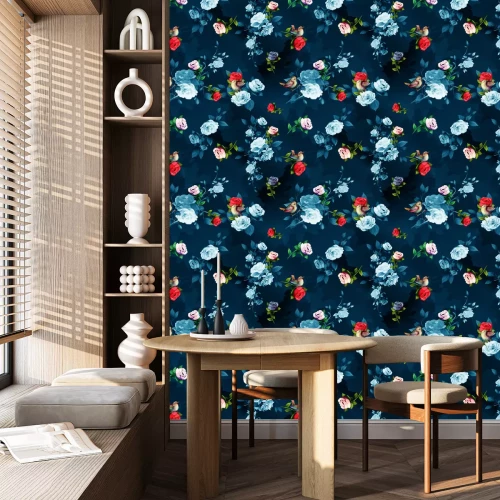 Tapete Blumen in satten Farben auf marineblauem Hintergrund