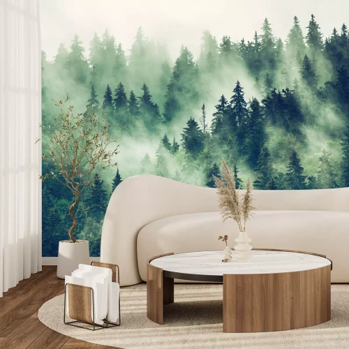 Fototapete Neblige Berglandschaft mit einem Wald im Nebel