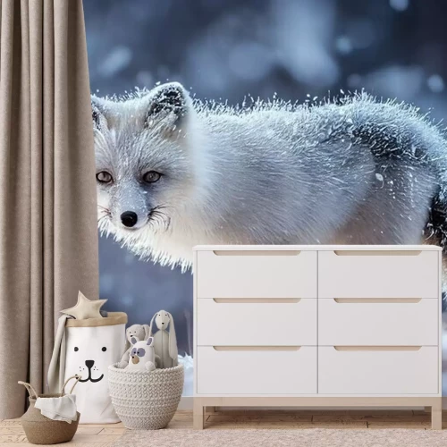 Fototapete Polarfuchs in einem verschneiten Wald