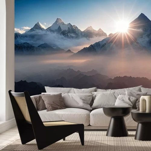 Fototapete Sonnenaufgang in den Bergen mit schneebedeckten Gipfeln