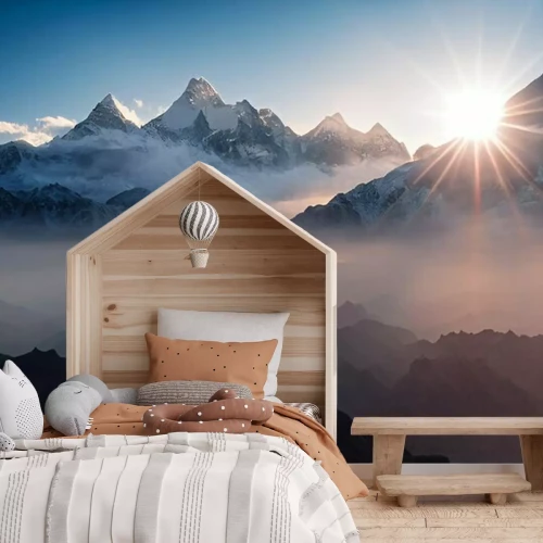 Fototapete Sonnenaufgang in den Bergen mit schneebedeckten Gipfeln