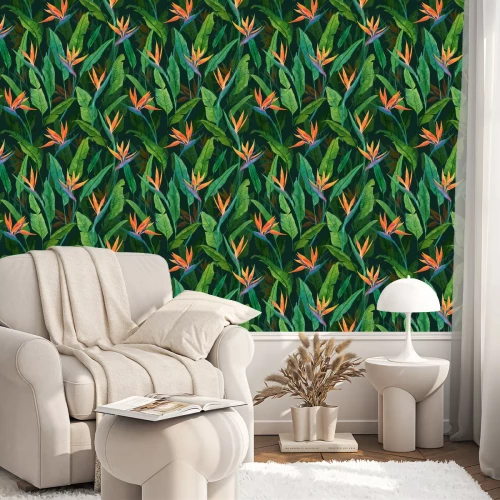 Tapete Orange Strelitzien auf grünem Hintergrund mit Blättern