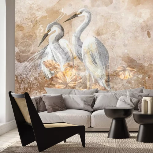 Fototapete Zwei Weiße Reiher Zwischen Blumen auf Beigem Hintergrund