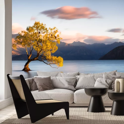 Fototapete Ein Baum vor einer Berglandschaft mit einem See im Hintergrund