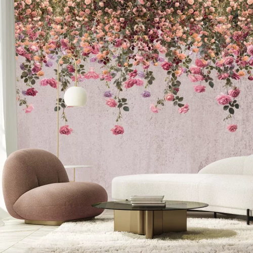 Fototapete Hängendes Blumenarrangement mit Rosen