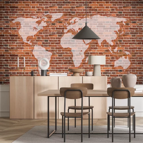 Fototapete Eine Weltkarte auf einem roten Backsteinhintergrund
