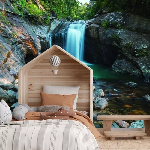 Fototapete Waldlandschaft mit Wasserfall und Steinen