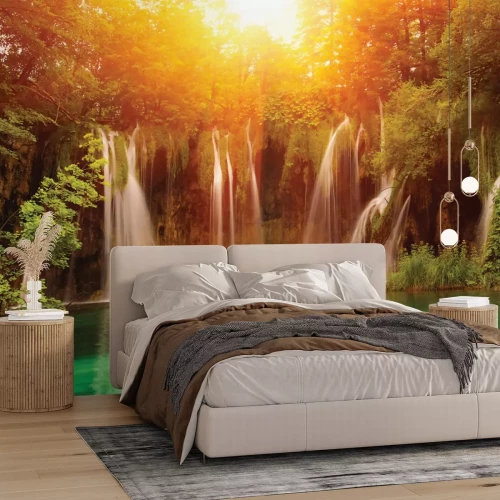 Fototapete Malerische Landschaft mit Wasserfall bei Sonnenuntergang
