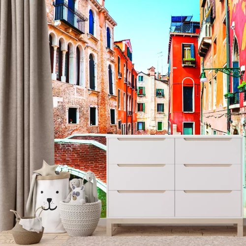 Fototapete Malerischer Kanal mit einer Brücke, umgeben von Häusern