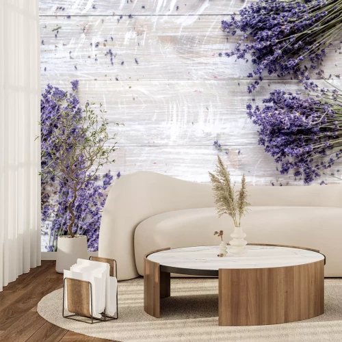 Fototapete Lavendelsträuße auf einem weiß getünchten Holztisch