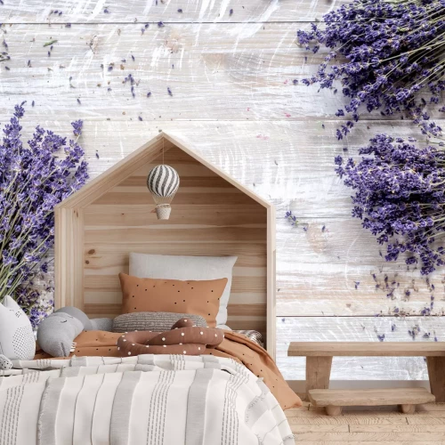 Fototapete Lavendelsträuße auf einem weiß getünchten Holztisch