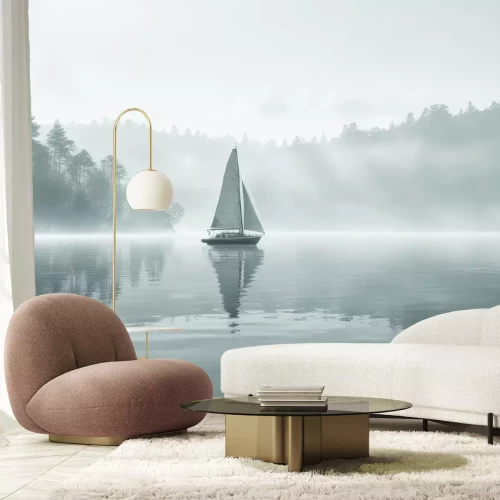 Fototapete Segelboot vor dem Hintergrund eines nebligen grauen Waldes