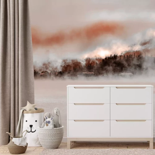 Fototapete Segelboot segelt vor dem Hintergrund eines nebligen Waldes