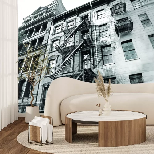 Fototapete Schwarz-weißes Foto eines Mietshauses mit Treppen