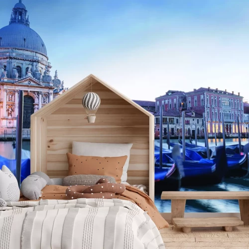 Fototapete Venezianische Gondeln vor beleuchteter Kathedrale