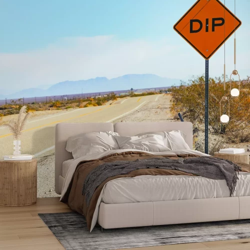 Fototapete Straße mitten in der Wüste mit Bergen im Hintergrund