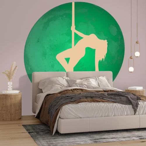 Fototapete Frau, die unter dem Vollmond an einer Stange tanzt