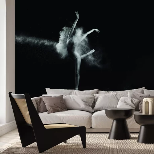 Fototapete Frau, die Ballett vor schwarzem Hintergrund tanzt