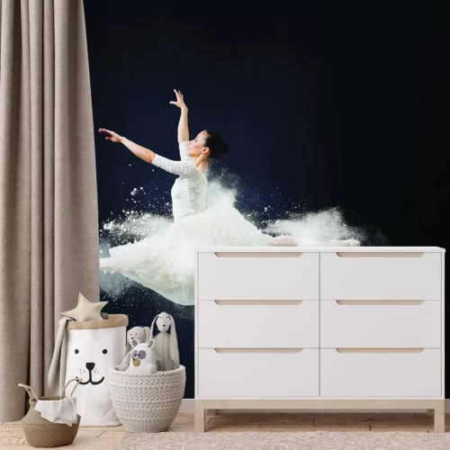 Fototapete Frau im weißen Kleid im Spagat