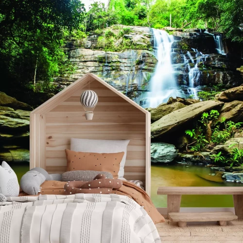 Fototapete Natürliche Landschaft Wasserfall zwischen Steinen und Bäumen