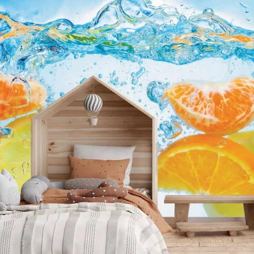 Fototapete Zitronen und Orangen, die ins Wasser fallen