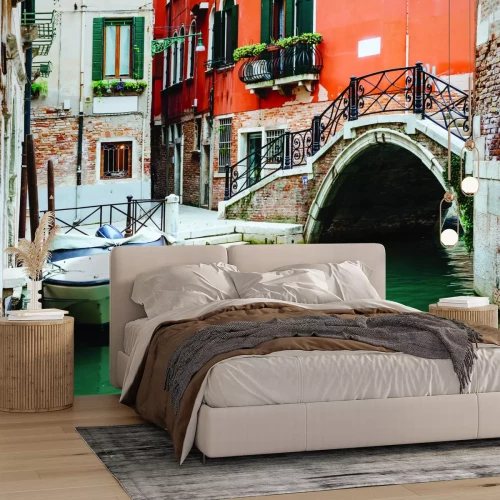 Fototapete Blick auf die Brücke und ein Boot zwischen den Häusern