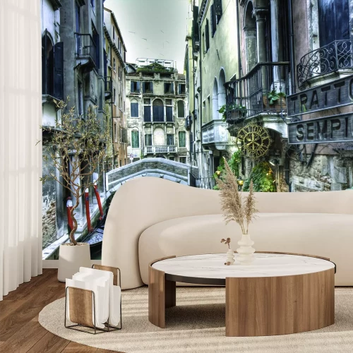 Fototapete Brücke zwischen Häusern mit einer Gondel