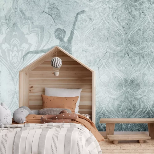 Fototapete Frau, die Ballett auf einem Betonornament tanzt