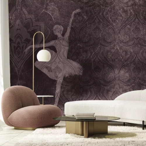 Fototapete Frau, die Ballett auf einem Betonornament tanzt