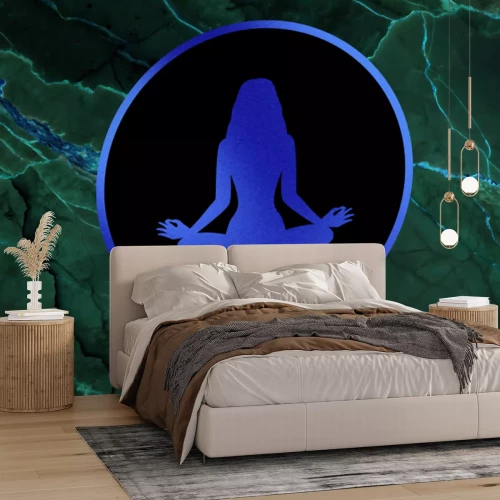 Fototapete Meditierende Frau auf rosa Marmor