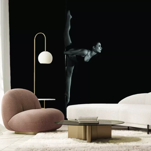 Fototapete Frau macht Spagat an der Stange