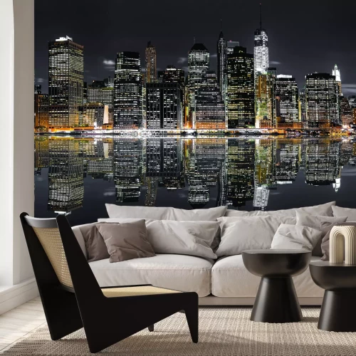 Fototapete New York nachts, das sich im Wasser spiegelt