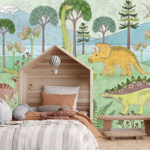 Fototapete Dinosaurier zwischen Bäumen vor einer Berglandschaft