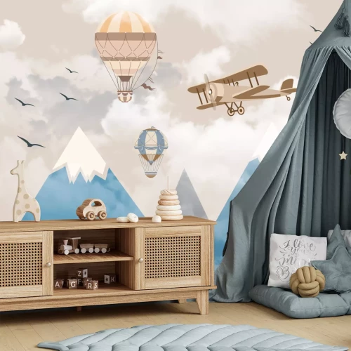 Fototapete Gebirgslandschaft mit fliegenden Ballons und Flugzeugen