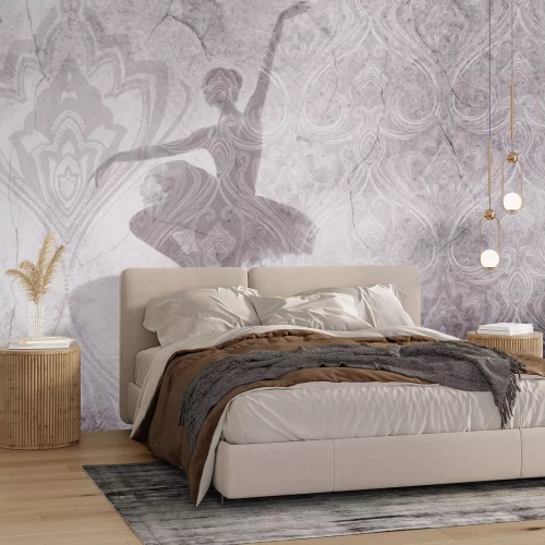 Fototapete Ballerina in Bewegung vor Betonhintergrund mit dekorativen Ornamenten