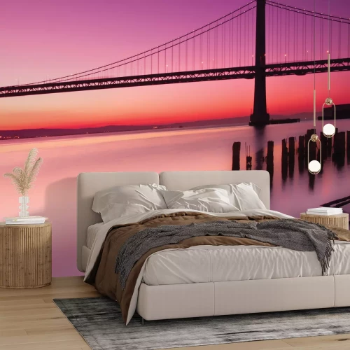 Fototapete Landschaft mit Sonnenuntergang und einer Brücke vor rosa Himmel