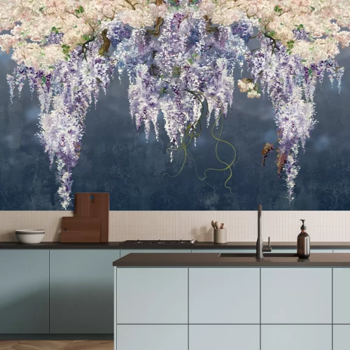 Fototapete Wisteria-Blüten auf dunkelblauem Hintergrund mit Betonstruktur